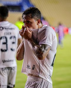 Vinícius Zanocelo comemora gol pelo Ceará