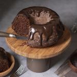 Como fazer um bolo de chocolate? Veja receita rápida e fácil