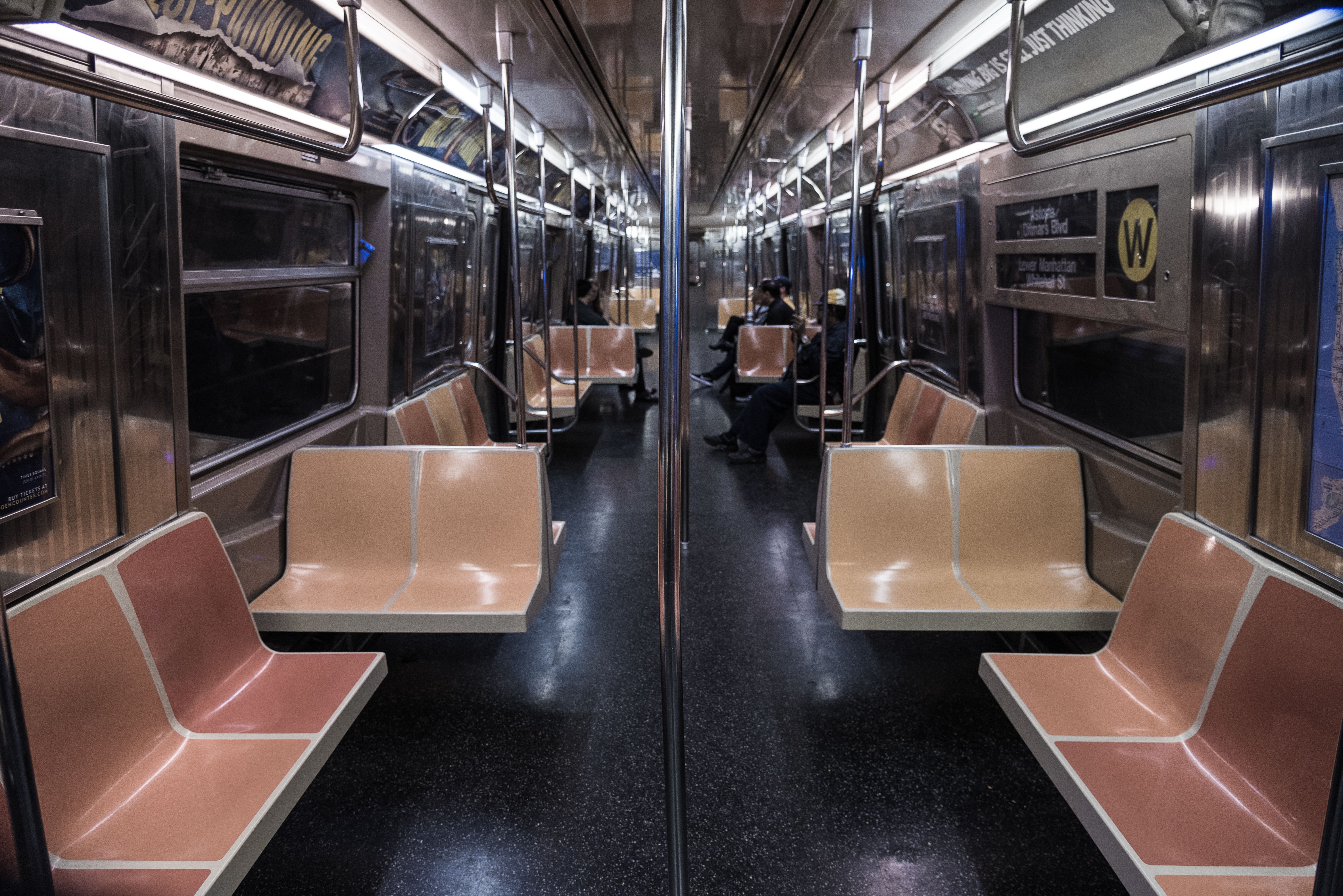 Passageiro é multado em mais de R$ 1 mil por colocar os pés em banco de metrô
