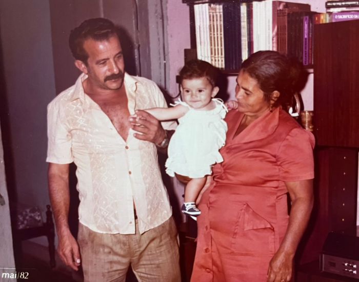 Júlio e Efigênia carregam a primeira neta, Priscilla Motta Júlio e Efigênia carregam a primeira neta, Priscilla Motta