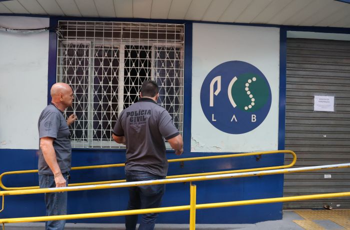 Policiais arrombaram a porta para entrar no laboratório PCS Lab Saleme.