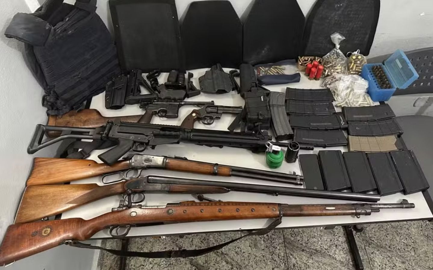 Homem em surto psicótico com arsenal de armas é preso após atirar contra PMs em SP