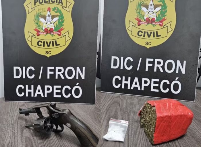Arma e drogas foram apreendidas com o suspeito em SC. Arma e drogas foram apreendidas com o suspeito em SC.