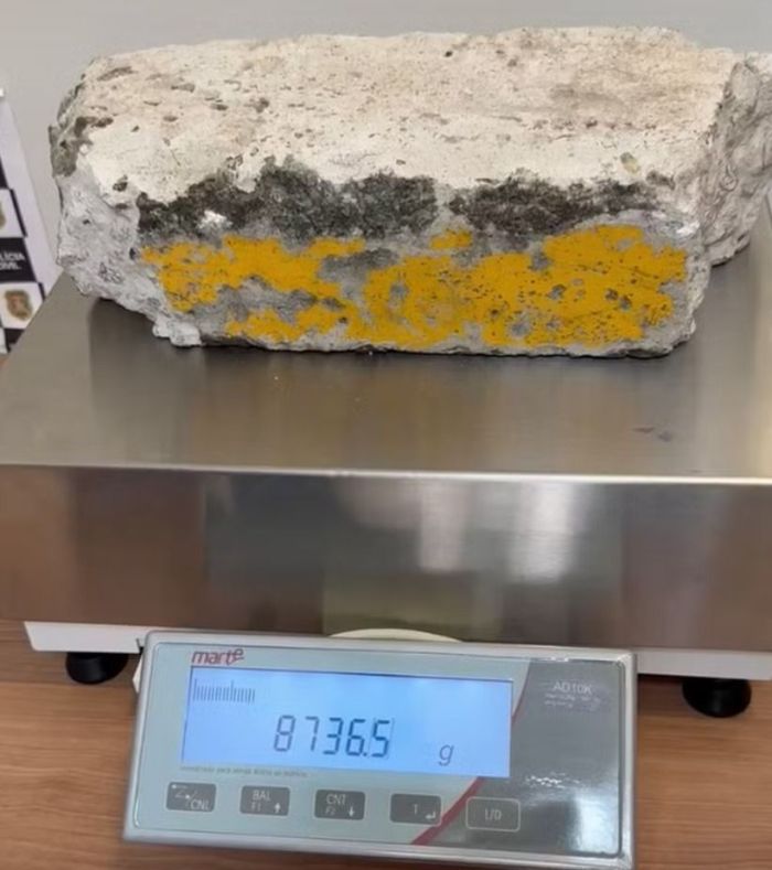 Pedaço de pedra usado na agressão pesa 8,7 quilos, segundo polícias de Piracicaba. Pedaço de pedra usado na agressão pesa 8,7 quilos, segundo polícias de Piracicaba.