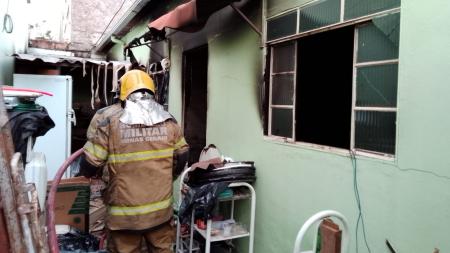 Homem morre após casa pegar fogo em Ribeirão das Neves, na Grande BH