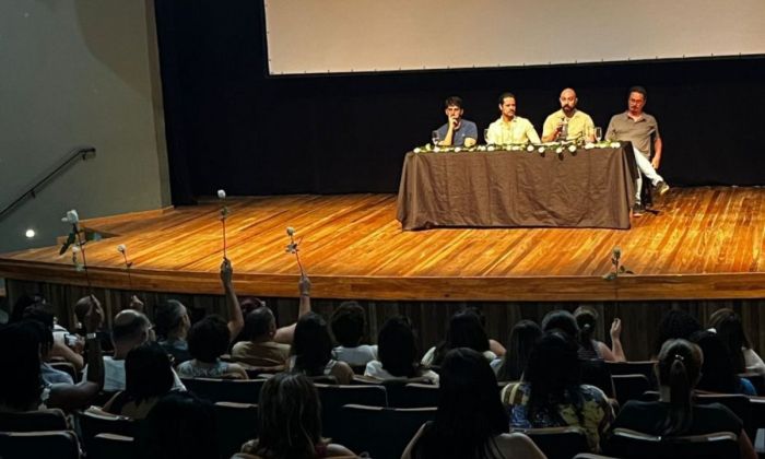 Rosas brancas foram distribuídas em homenagem ao estudante Bernardo Dutra durante a reunião Foto UFJF Divulgação 