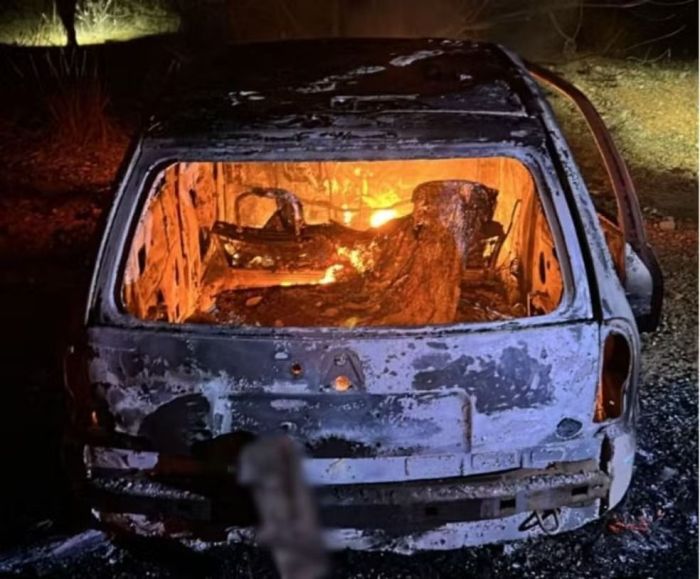 De acordo com a polícia, a vítima foi encontrada ao lado de um carro incendiado, com o rosto desfigurado e queimaduras graves