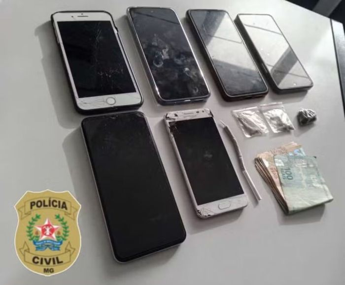 Durante a operação policial aparelhos telefônicos, dinheiro e drogas foram encontrados