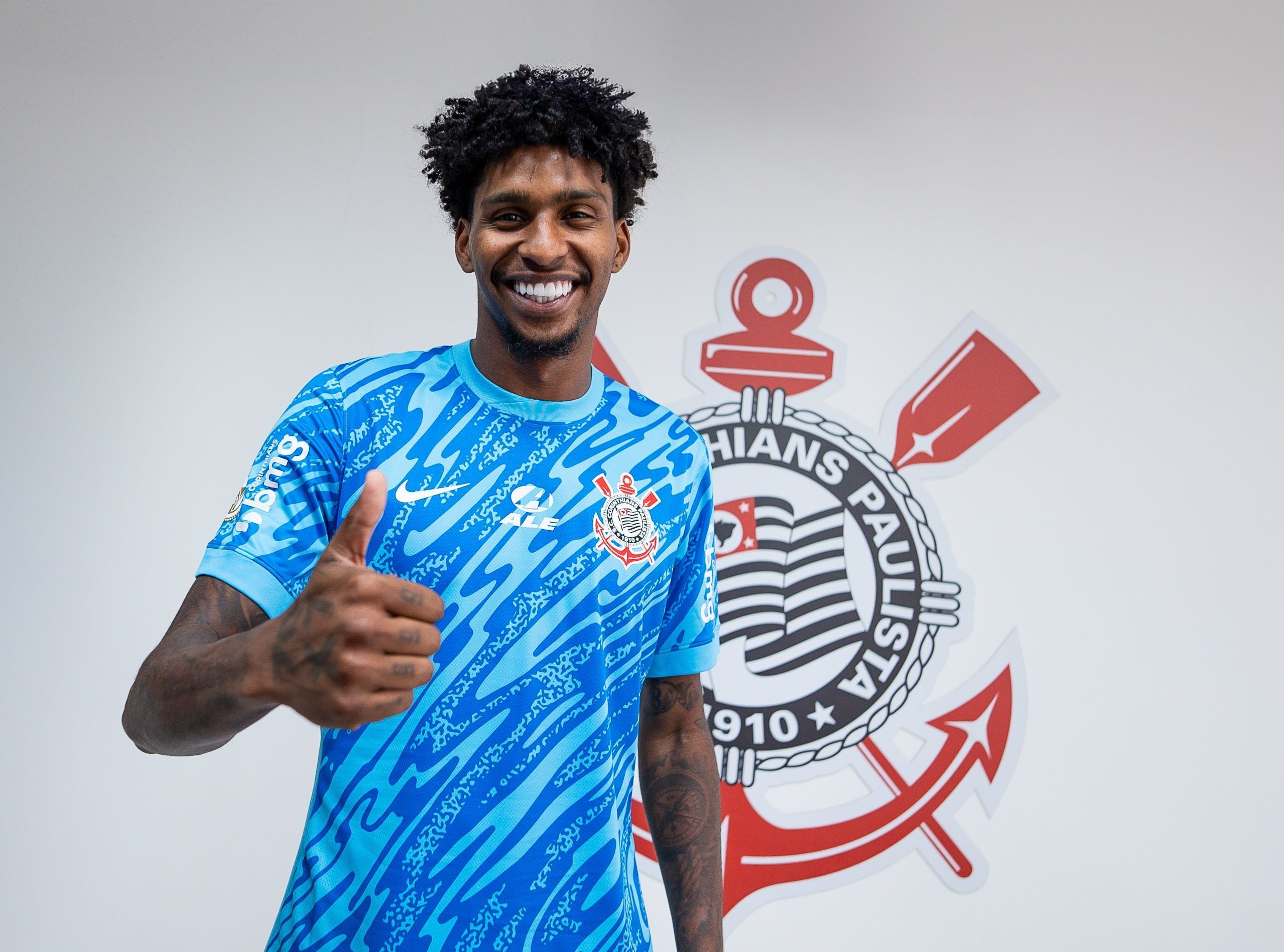 Corinthians paga Flamengo à vista e compra Hugo Souza em definitivo
