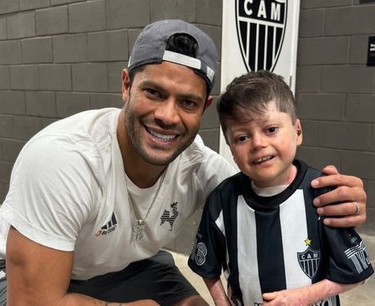 Torcedor do Vasco, pequeno Gui faz pedidos a Hulk e Paulinho, do Atlético