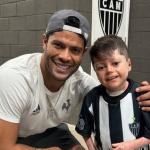 Torcedor do Vasco, pequeno Gui faz pedidos a Hulk e Paulinho, do Atlético
