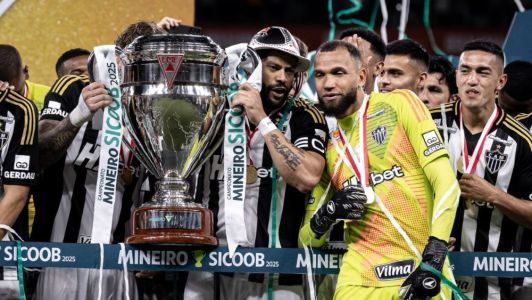 Hulk e Everson com a taça do Mineiro de 2025
