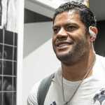 Hulk mostra nova 'armadura' para jogo do Atlético e manda recado
