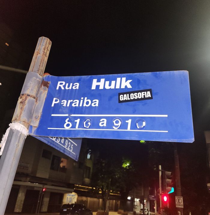 Mudança no letreiro da Rua Paraíba, na Savassi, foi feita pela torcida organizada 'Galosofia' Mudança no letreiro da Rua Paraíba, na Savassi, foi feita pela torcida organizada 'Galosofia'