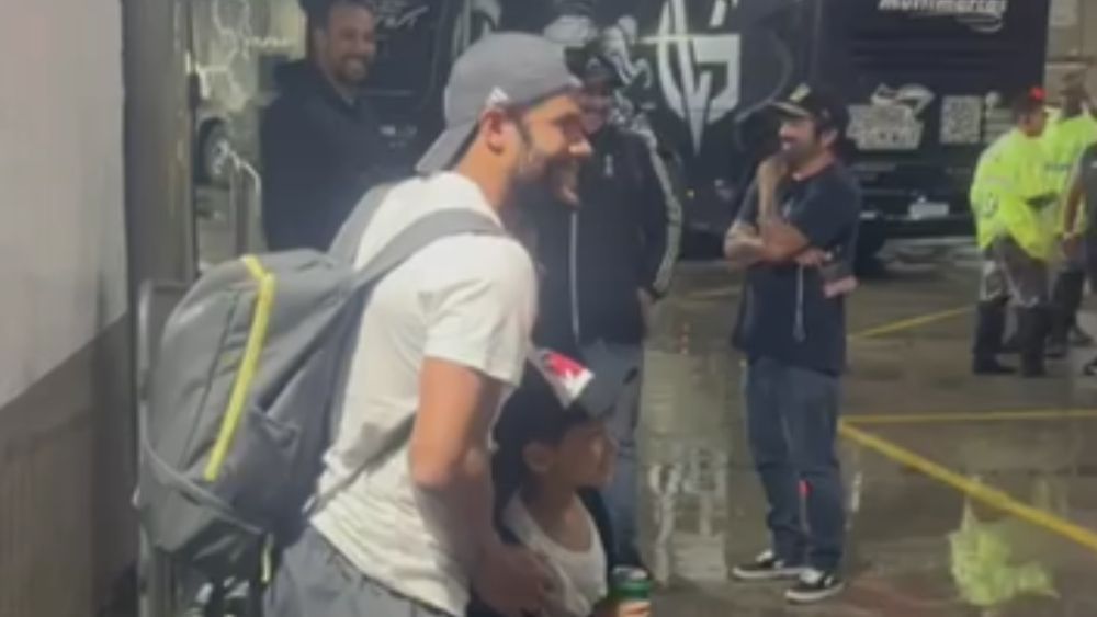 Hulk é tietado por torcedores mirins do Vasco após noite 'heroica' pela Copa do Brasil