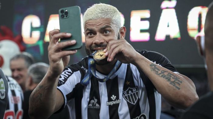 Hulk comemora título brasileiro pelo Atlético, no Mineirão, em 2021