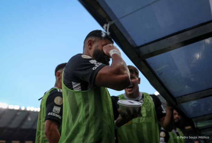 Hulk faz sinal de 'choro' para a torcida do Cruzeiro no gramado do Mineirão