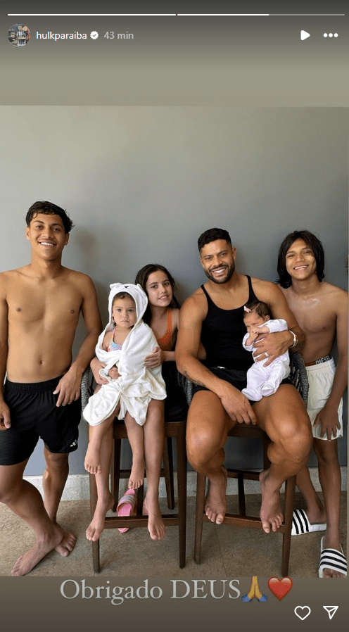 Hulk, do Atlético, passou Dia dos Pais ao lado dos cinco filhos