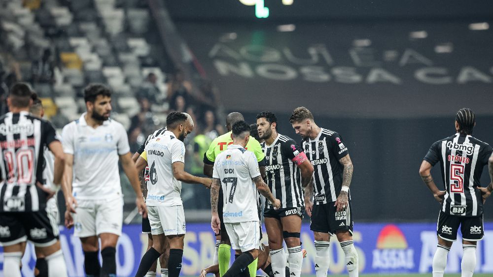 Três titulares do Atlético levam cartão amarelo e viram desfalques no Brasileirão