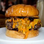 Com restaurantes brasileiros, ranking elege melhor hambúrguer do mundo