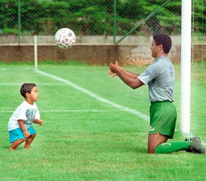 Thiago Alcântara jogando bola com o pai Mazinho, ex-jogador da Seleção Brasileira
