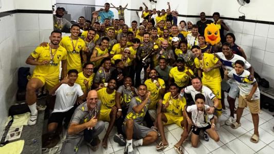 Elenco do IAPE posa para foto no vestiário após título do Campeonato Maranhense