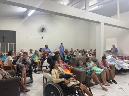O índice de envelhecimento atingiu 80 idosos para cada 100 crianças em 2022, data do último censo do IBGE