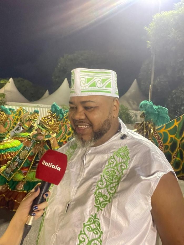 Igor Vianna, puxador do samba do Camisa Verde e Branco, concede entrevista à Itatiaia