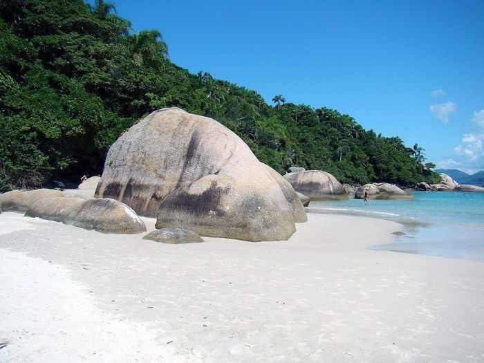 Ao leste da Ilha de Santa Catarina, da praia do Campeche, pode-se avistar a ilha do Campeche