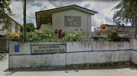 Suspeito, um adolescente de 14 anos, foi contido por um funcionário da escola antes de ser levado pela PM