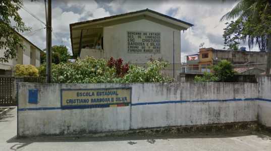 Suspeito, um adolescente de 14 anos, foi contido por um funcionário da escola antes de ser levado pela PM