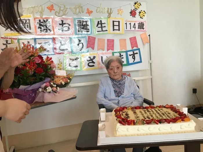 Rumiko Itooka comemorando seu aniversário de 114 anos Rumiko Itooka comemorando seu aniversário de 114 anos