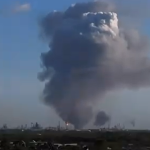 Vídeo: incêndio em refinaria no Texas causa tremor e nuvem 'preta'