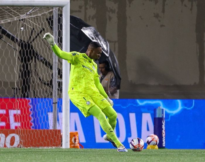 Carlos Miguel inicia 2026 como goleiro titular do Palmeiras