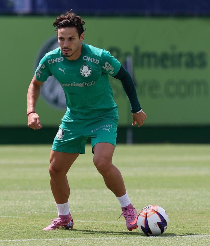 Veiga realiza possível último treino com a camisa do Palmeiras em 2026 Veiga realiza possível último treino com a camisa do Palmeiras em 2026