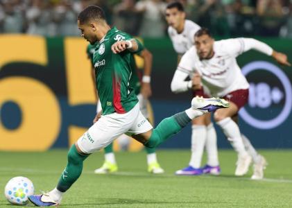 Vitor Roque marca de pênalti em Palmeiras x Fluminense