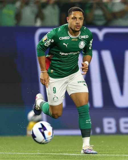 Vitor Roque sofreu entorse no tornozelo antes de estreia do Palmeiras em 2026