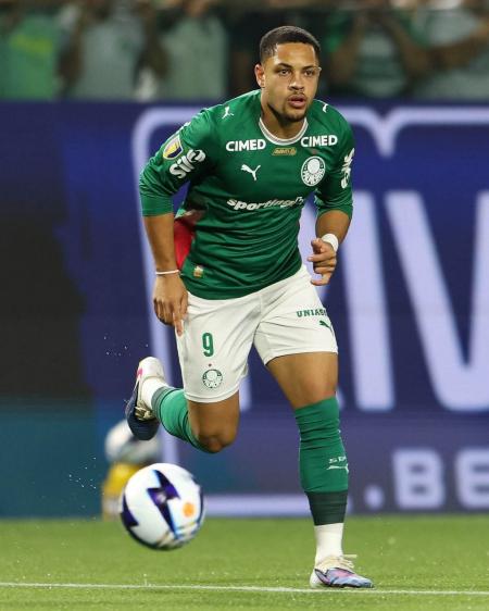 Vitor Roque sofreu entorse no tornozelo antes de estreia do Palmeiras em 2026
