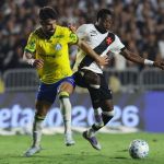 Vasco vence líder Palmeiras de virada e deixa última colocação do Brasileiro