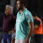 Auxiliar de Abel detona gramado de São Januário e ressalta cansaço do Palmeiras