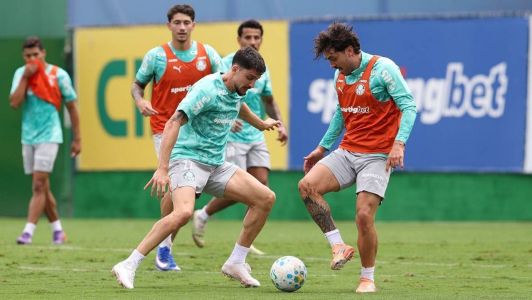 Mauricio treina com elenco do Palmeiras após ferimento no pé