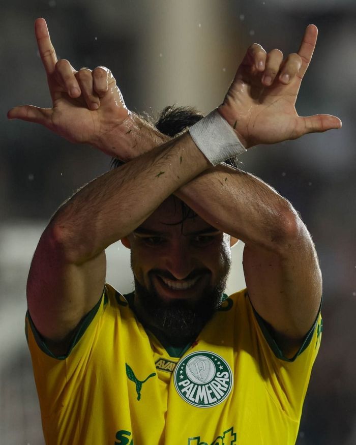 Flaco mantém comemoração das iniciais e muda posição das mãos na partida contra o Vasco