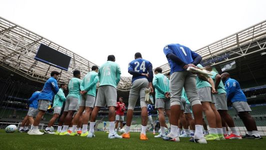 Abel Ferreira instrui jogadores do Palmeiras em treino no Allianz Parque