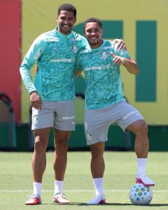 Murilo e Vitor Roque treinam com elenco e voltam ao Palmeiras