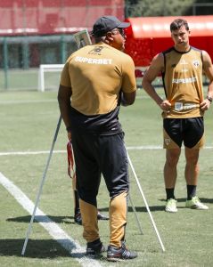 Roger Machado, técnico do São Paulo, orienta time em reapresentação