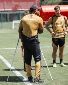 Roger Machado, técnico do São Paulo, orienta time em reapresentação
