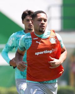 Vitor Roque treina com elenco do Palmeiras