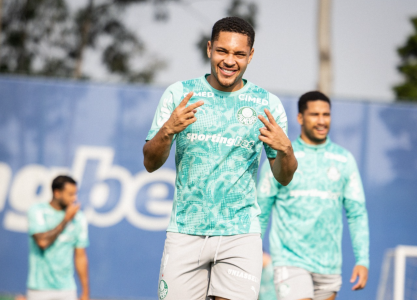 Vitor Roque treina com elenco do Palmeiras