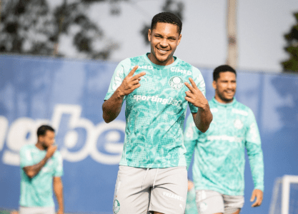 Vitor Roque treina com elenco do Palmeiras