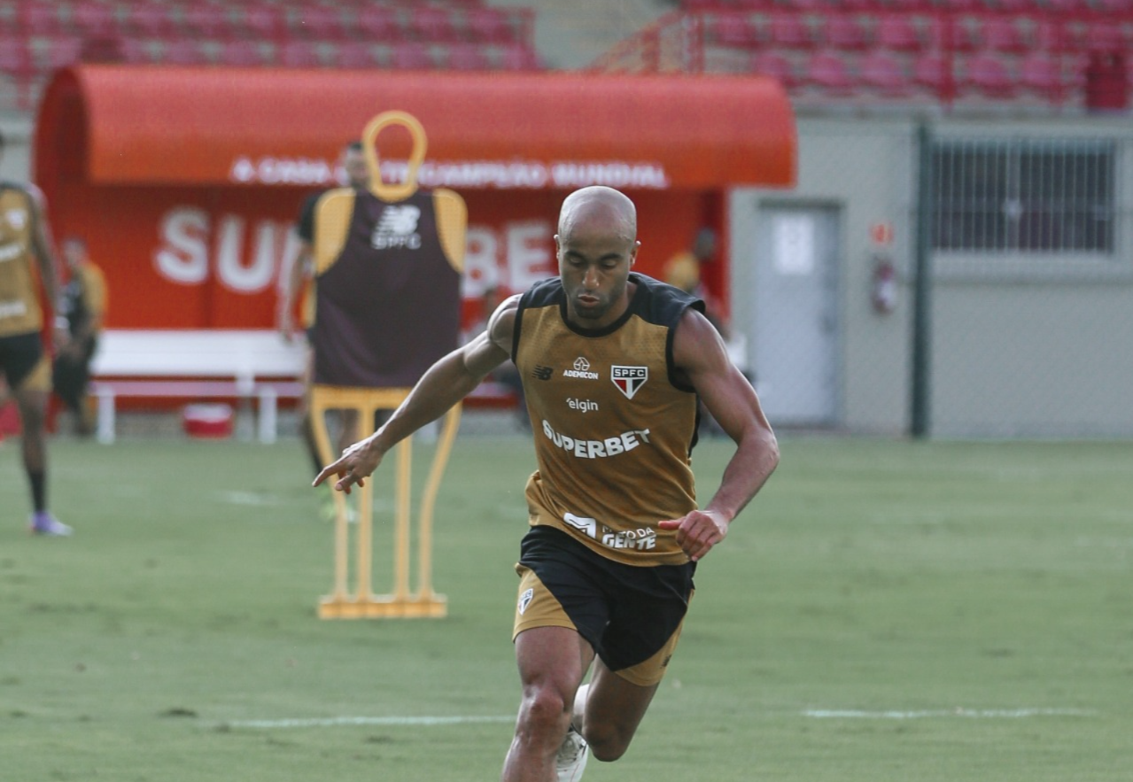 Lucas manda recado sobre lesão em São Paulo x Atlético: 'Susto grande'
